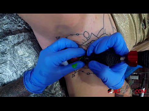 ❤️ Sully Savage, une chaudasse extrêmement tatouée, s'est fait tatouer le clitoris. ❤ Porno at fr.porn-evooli.ru ️❤